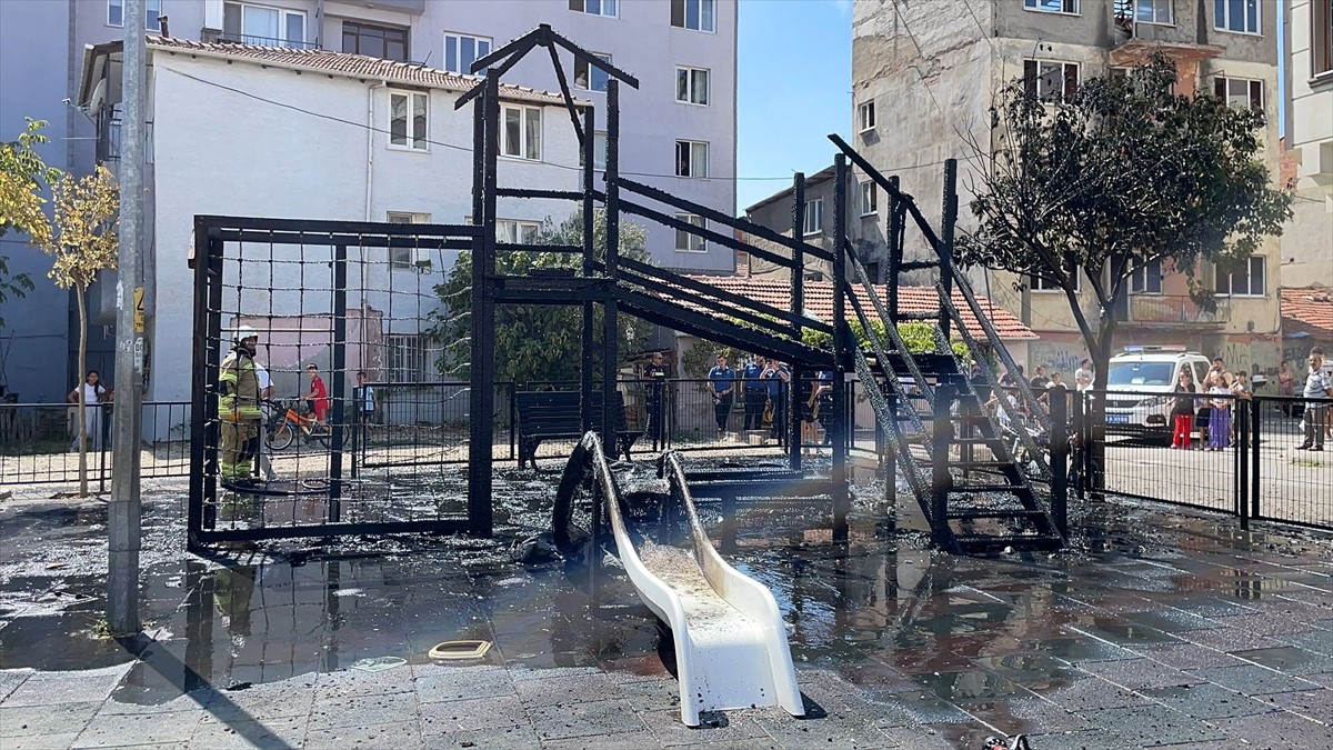 Bursa'nın Gemlik ilçesindeki bir çocuk parkında bulunan oyun grupları henüz belirlenemeyen nedenle...