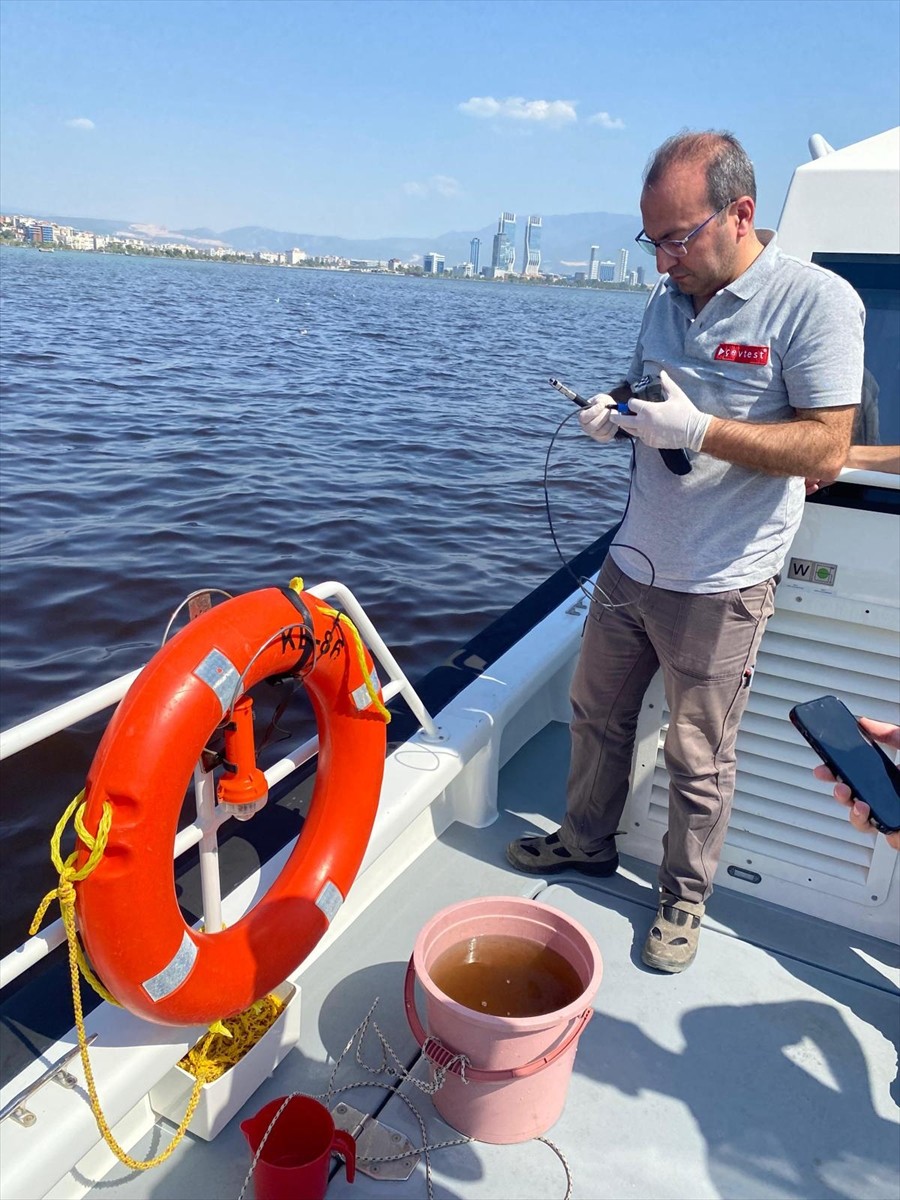 Çevre, Şehircilik ve İklim Değişikliği Bakanlığı ekipleri, İzmir Körfezi’nde meydana gelen balık...