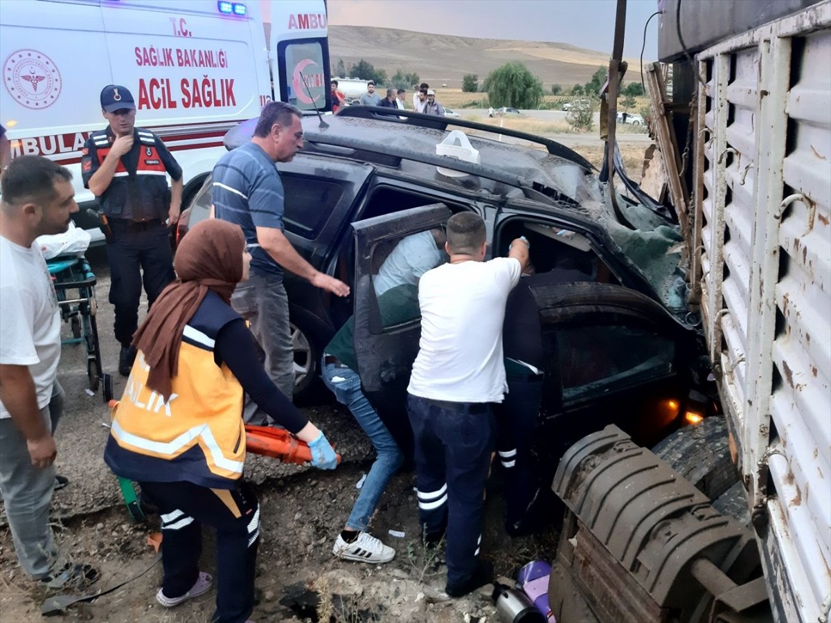 Kırıkkale'nin Karakeçili ilçesinde tır ile otomobilin çarpışması sonucu yaralanan 6 kişi tedavi...