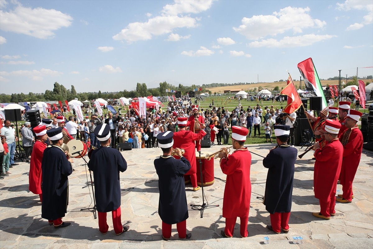 Muş'un Malazgirt ilçesinde, Malazgirt Zaferi'nin 953. yıl dönümü kutlamaları, "Sultan Alparslan...