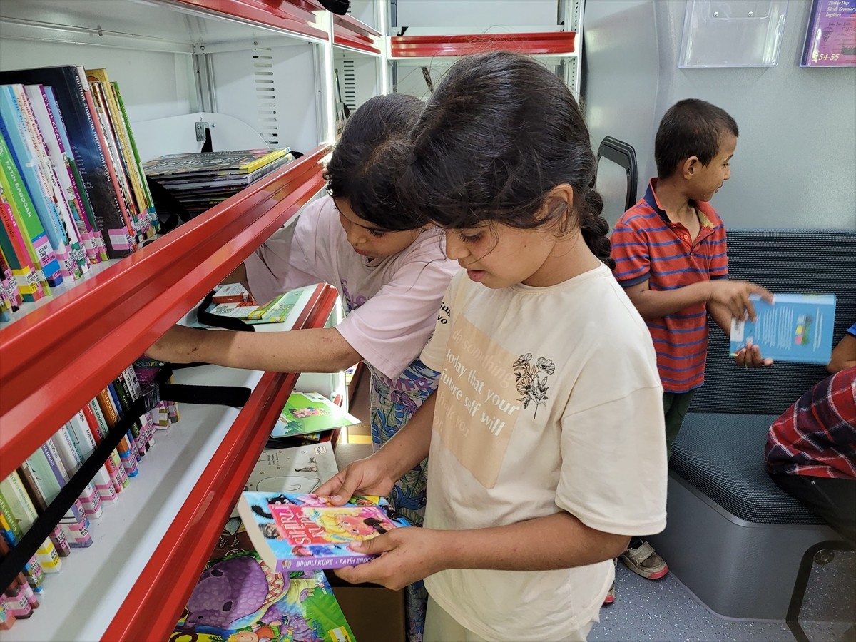 Samsun'daki Gezici Kütüphane, mevsimlik tarım işçilerinin çocuklarının kitap ve oyunlara...