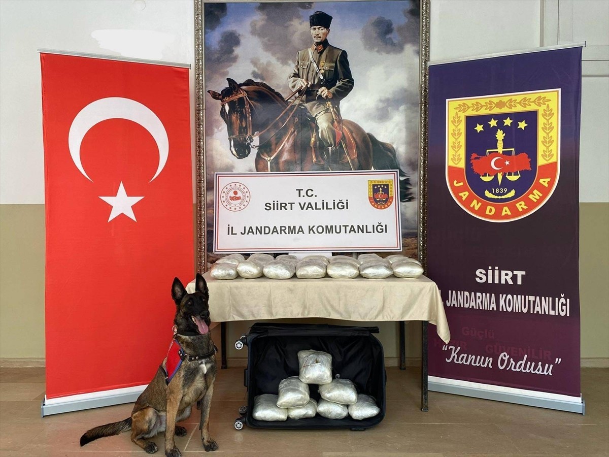 Siirt'te yolcu otobüsüne teslim edilen emanet bavul içerisinde 40 kilogram kubar esrar ele...