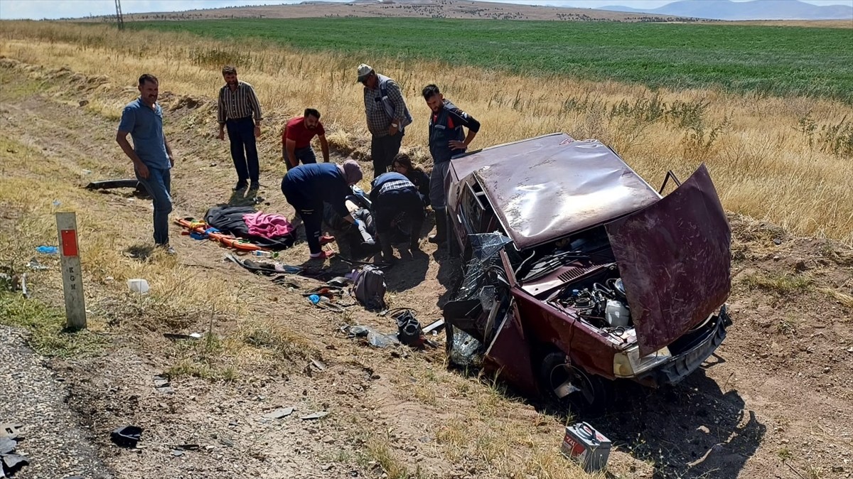 Yozgat'ın Boğazlıyan ilçesinde iki otomobilin çarpışması sonucu 3 kişi yaşamını yitirdi, 3 kişi...