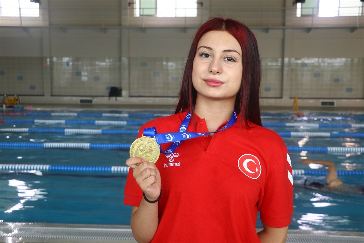 Yüzmeyle başladığı kariyerinde serbest dalışa geçen 14 yaşındaki milli sporcu Derinsu Şilli, ilk...