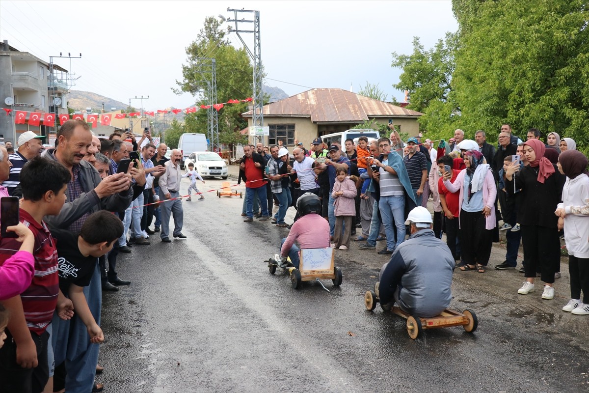 Adana'nın Pozantı ilçesinde bu yıl 5. kez düzenlenen "Tahta Ralli Araba Yarışları"nda...