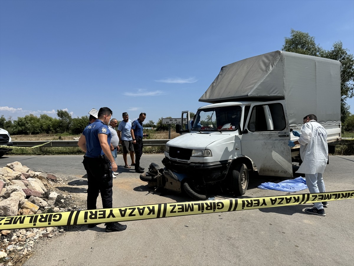 Antalya'nın Muratpaşa ilçesinde kamyonet ile motosikletin çarpışması sonucu 1 kişi hayatını...