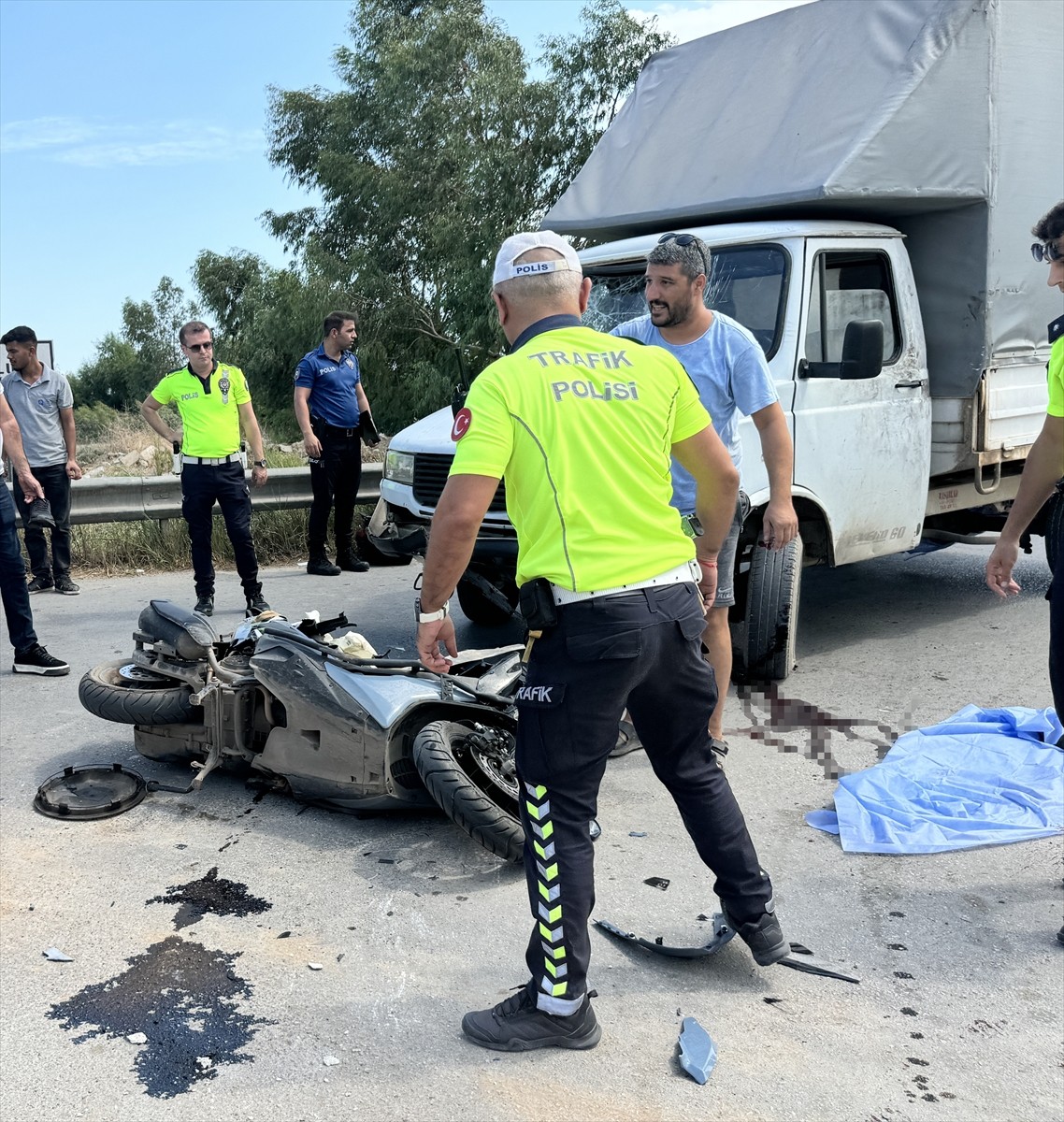 Antalya'nın Muratpaşa ilçesinde kamyonet ile motosikletin çarpışması sonucu 1 kişi hayatını...