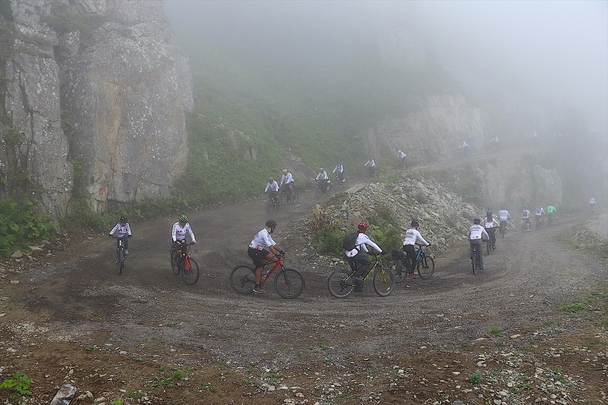 Bayburt-Trabzon arasında 3 bin 500 metre yükseklikteki Soğanlı Dağı üzerindeki dik yamaçlardan iki...