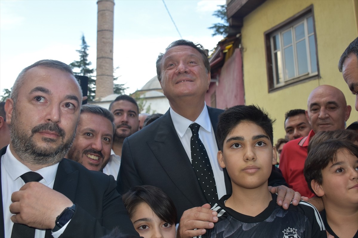 Beşiktaş Kulübü Başkanı Hasan Arat, Afyonkarahisar'da 1903 Afyon Beşiktaşlılar Derneğinin...