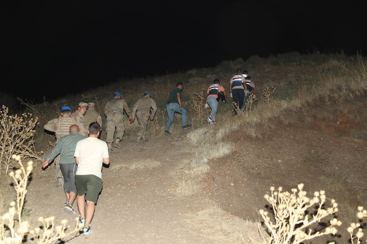 Diyarbakır'ın merkez Bağlar ilçesinde kaybolan 8 yaşındaki Narin Güran'ı arama çalışmaları havadan...