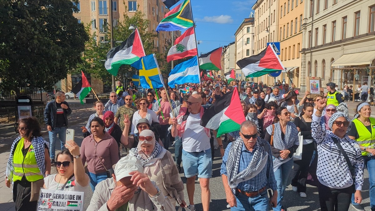 İsveç'in başkenti Stockholm'deki İsrail Büyükelçiliği önünde Filistin'e destek amacıyla toplanan...