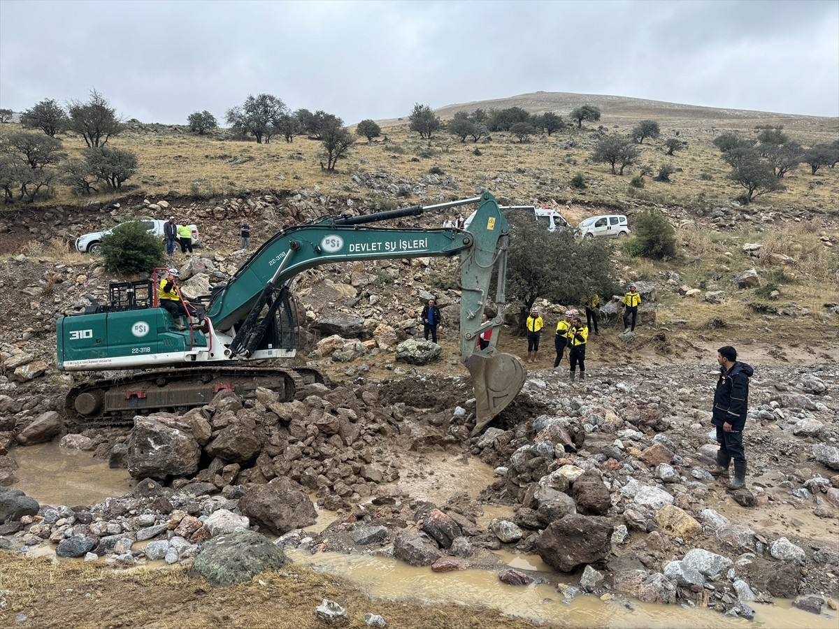 Kayseri'nin Bünyan ilçesinde sele kapıldığı değerlendirilen bir kişiyi arama çalışması devam...