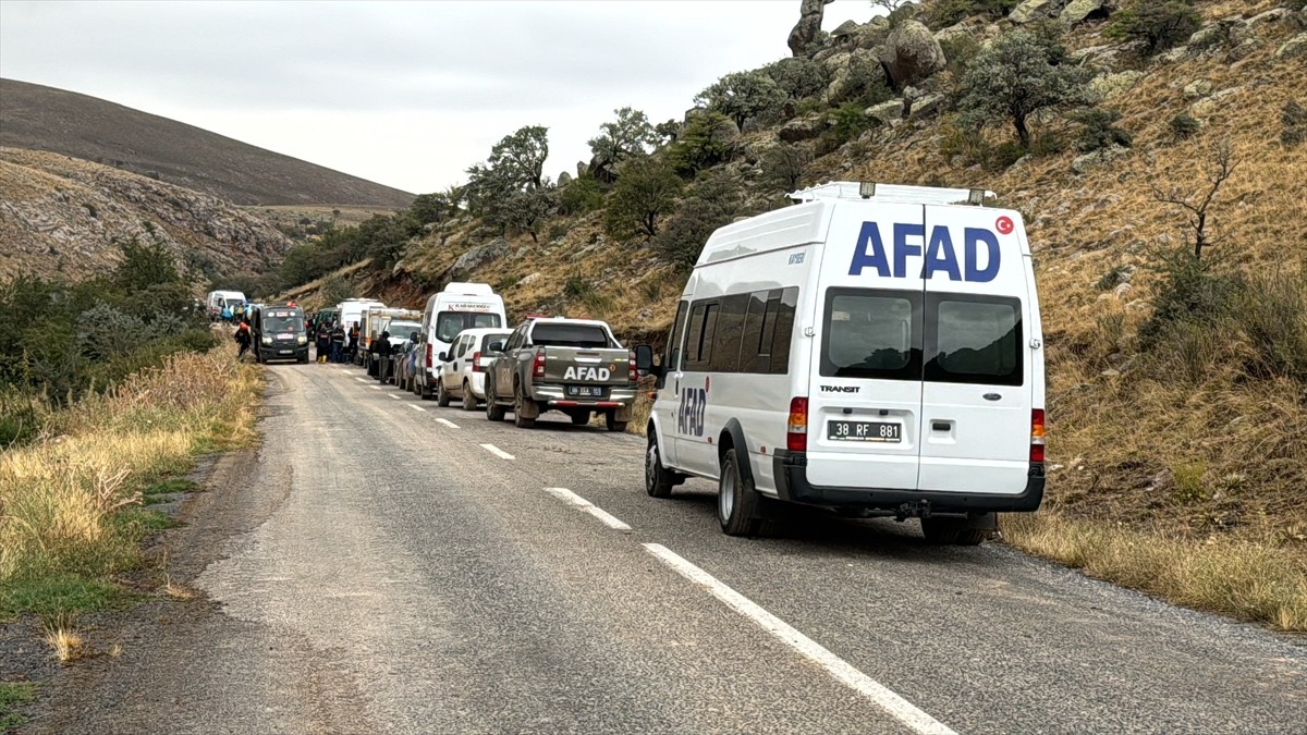 Kayseri'nin Bünyan ilçesinde sele kapıldığı değerlendirilen bir kişiyi arama çalışması devam...