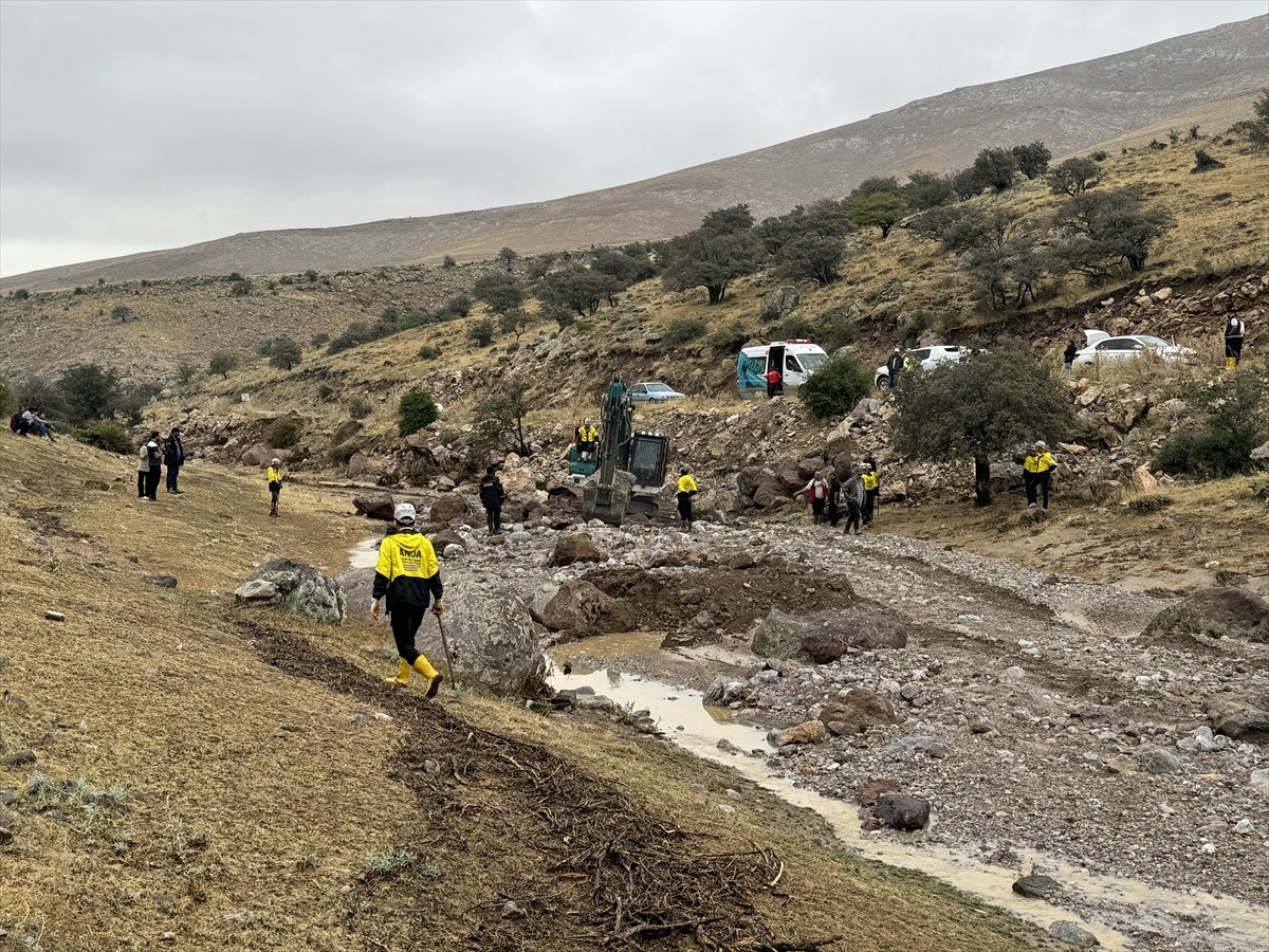 Kayseri'nin Bünyan ilçesinde sele kapıldığı değerlendirilen bir kişiyi arama çalışması devam...