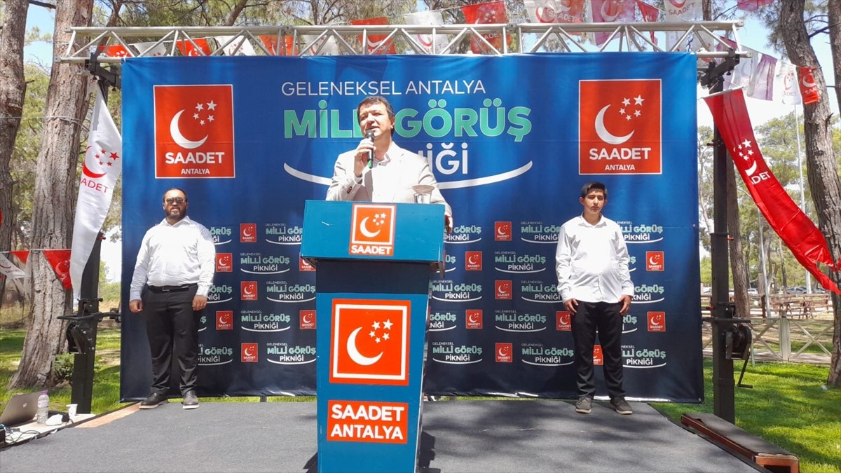 Saadet Partisi Genel Başkanvekili ve Kayseri Milletvekili Mahmut Arıkan, Antalya'daki Kent...