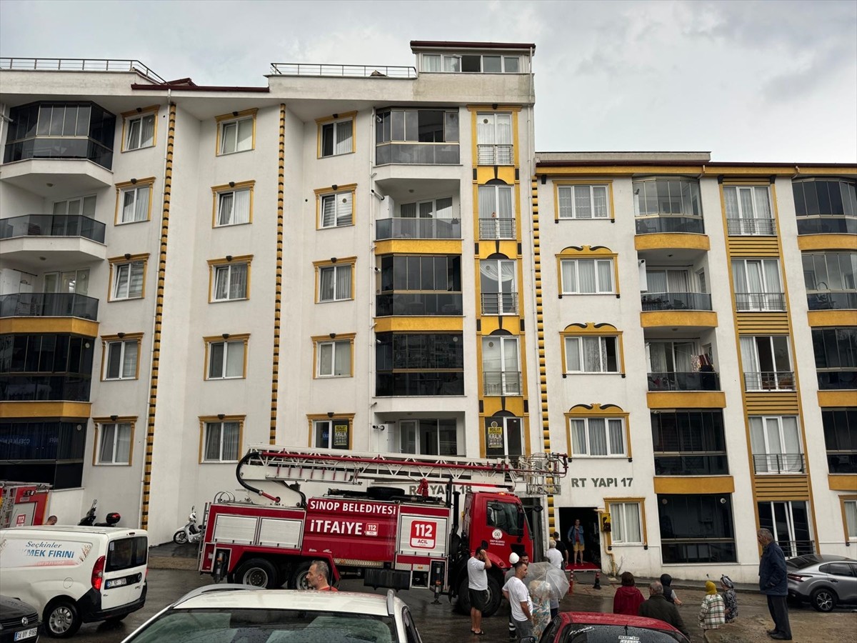 Sinop'ta sabah erken saatlerde başlayan gök gürültülü sağanakta bir apartmana isabet eden yıldırım...