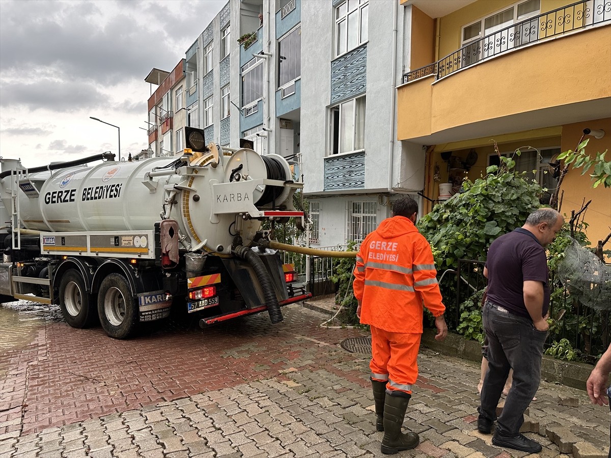 Sinop’un Gerze ilçesinde, sağanak nedeniyle bazı ev ve iş yerlerini su bastı, yol güzergahlarında...