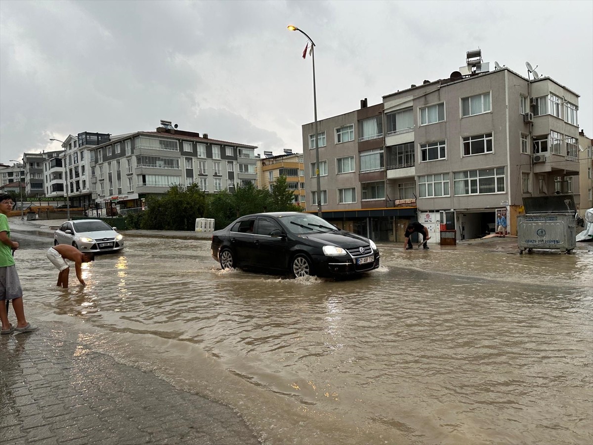 Sinop’un Gerze ilçesinde, sağanak nedeniyle bazı ev ve iş yerlerini su bastı, yol güzergahlarında...