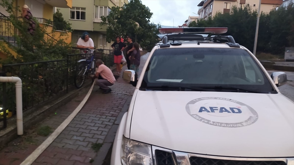 Sinop’un Gerze ilçesinde, sağanak nedeniyle bazı ev ve iş yerlerini su bastı, yol güzergahlarında...