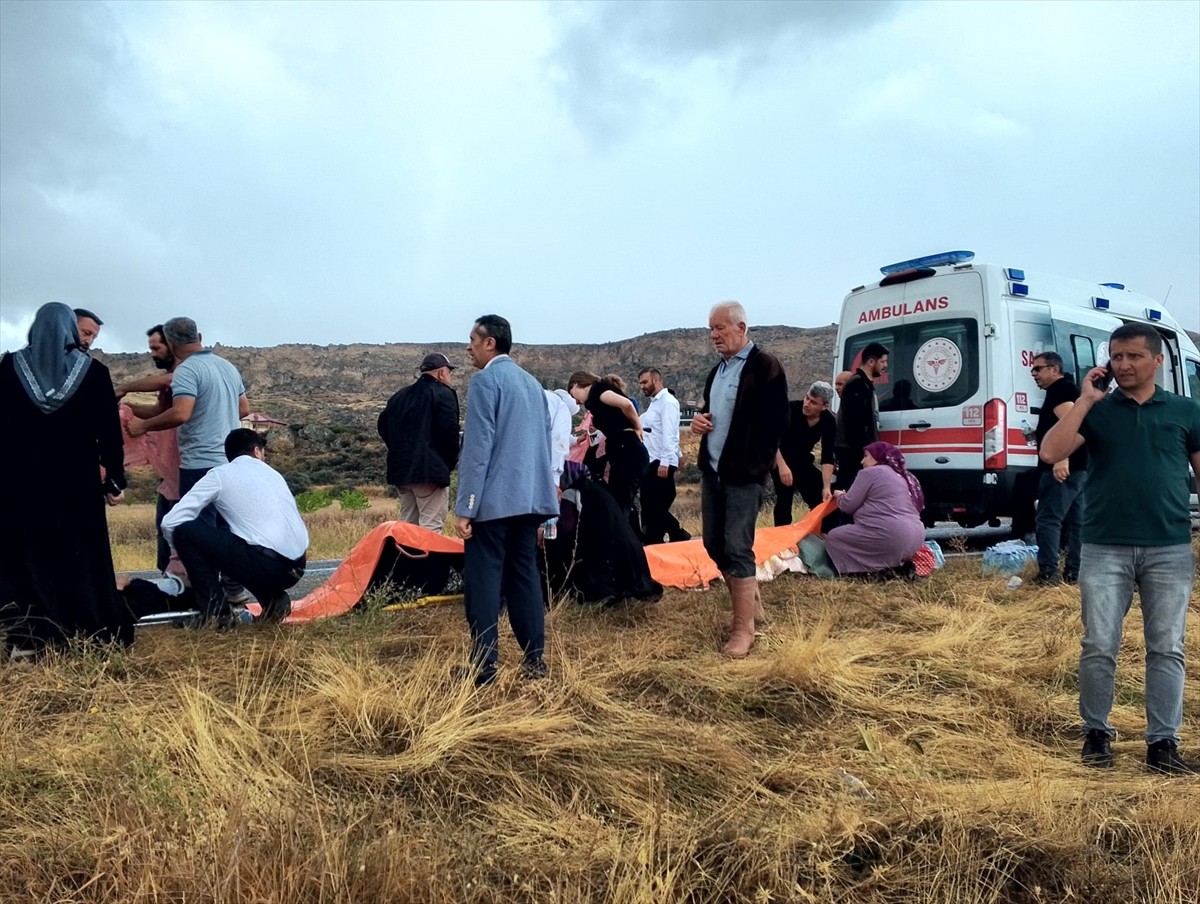 Sivas'ın Gemerek ilçesinde midibüsün devrilmesi sonucu 16 kişi yaralandı. İhbar üzerine kaza...