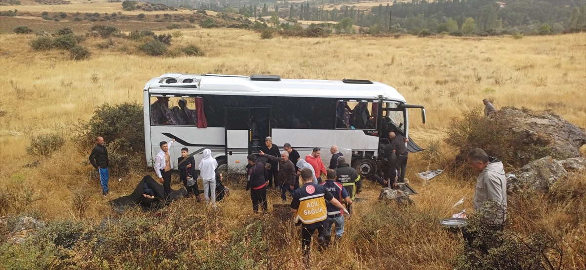 Sivas'ın Gemerek ilçesinde midibüsün devrilmesi sonucu 16 kişi yaralandı. İhbar üzerine kaza...