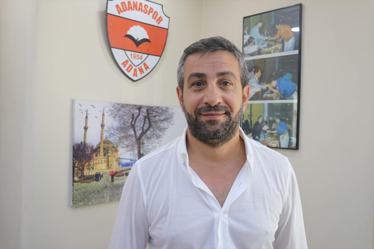 Trendyol 1. Lig ekibi Adanaspor'un kulüp başkanı Asil Bostancı (ortada), taraftarlarla buluştu.