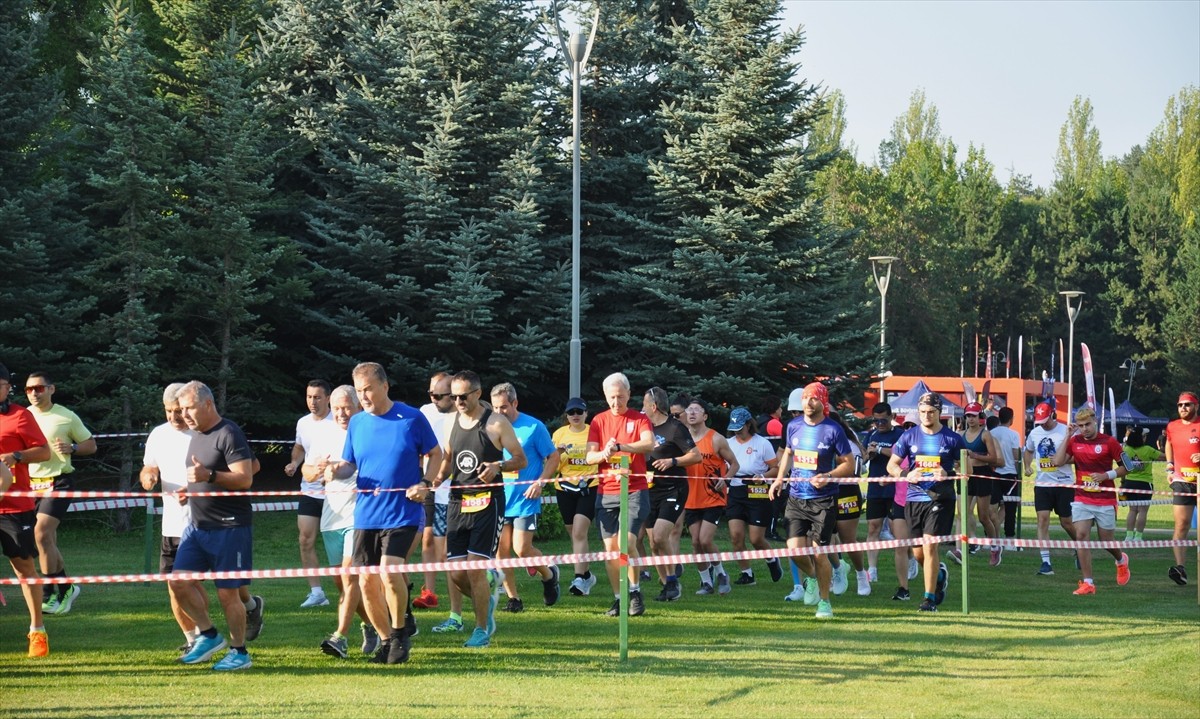 Türkiye Atletizm Federasyonu ile Eskişehir Büyükşehir Belediyesi iş birliğiyle düzenlenen ETİ...