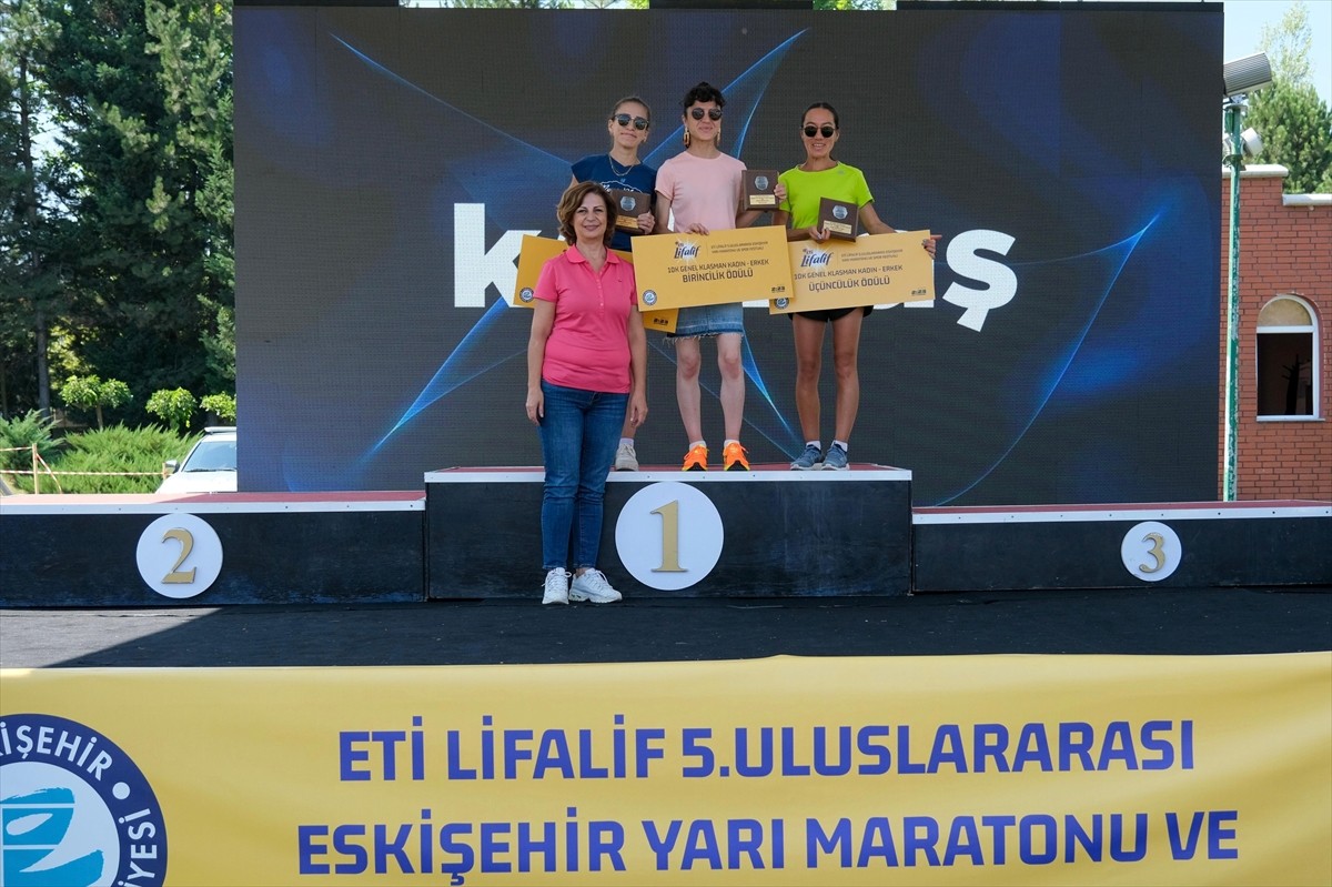 Türkiye Atletizm Federasyonu ile Eskişehir Büyükşehir Belediyesi iş birliğiyle düzenlenen ETİ...