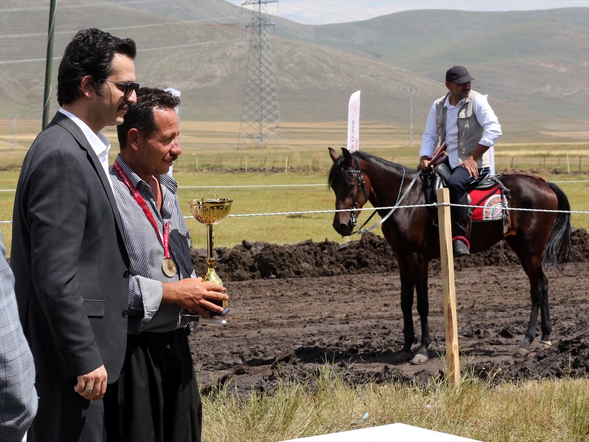 10. Rahvan At Yarışları ve 8. Doğu Anadolu Şampiyonası, final müsabakasıyla sona erdi. Geleneksel...