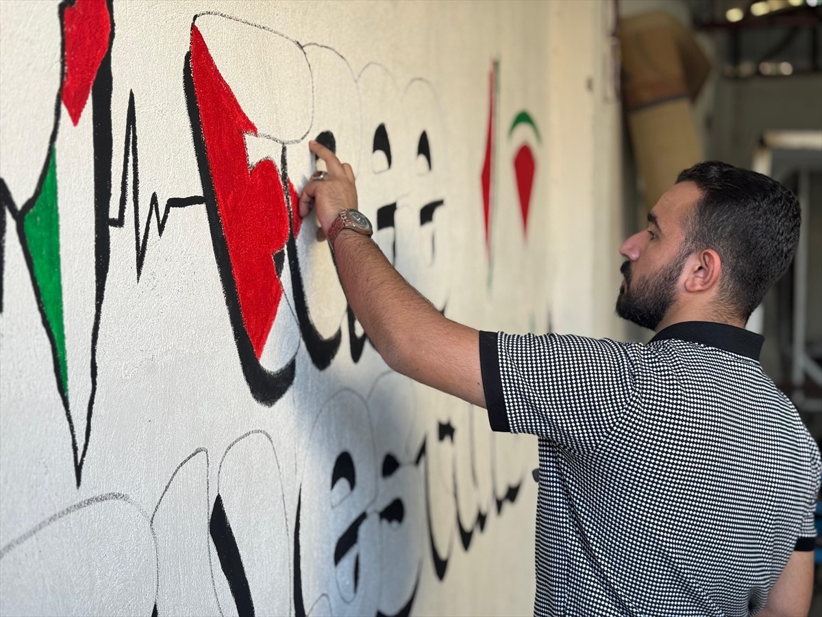 Batman'da yaşayan grafiti sanatçısı Osman Öztürk, İsrail'in Gazze'ye yönelik saldırılarına tepki...