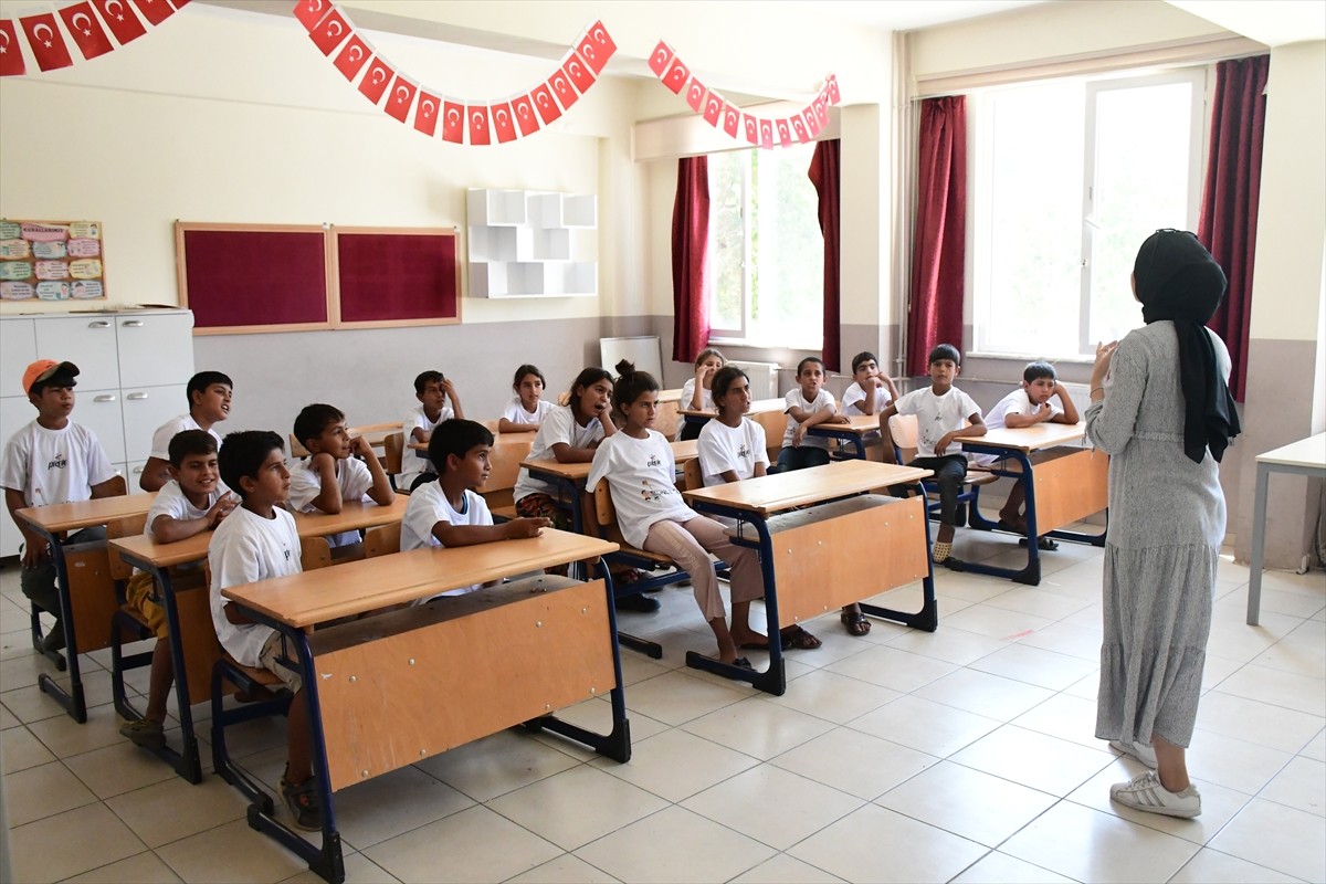 Düzce'de mevsimlik tarım işçilerinin çocukları için açılan yaz okullarındaki gönüllü öğretmenler...