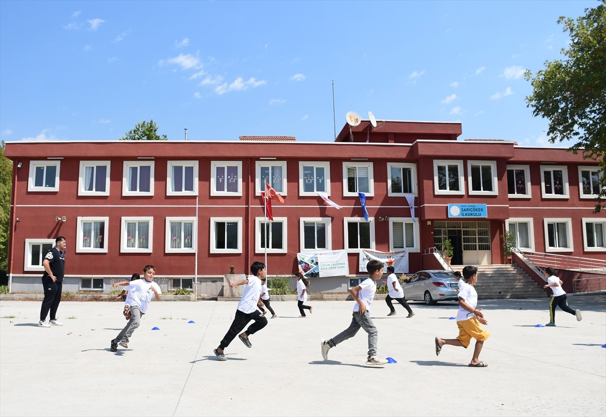 Düzce'de mevsimlik tarım işçilerinin çocukları için açılan yaz okullarındaki gönüllü öğretmenler...