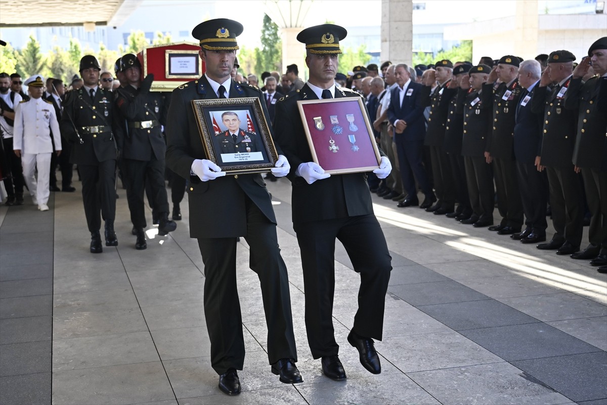 Eski Jandarma Genel Komutanı emekli Orgeneral Galip Mendi, Ankara'da düzenlenen törenle son...