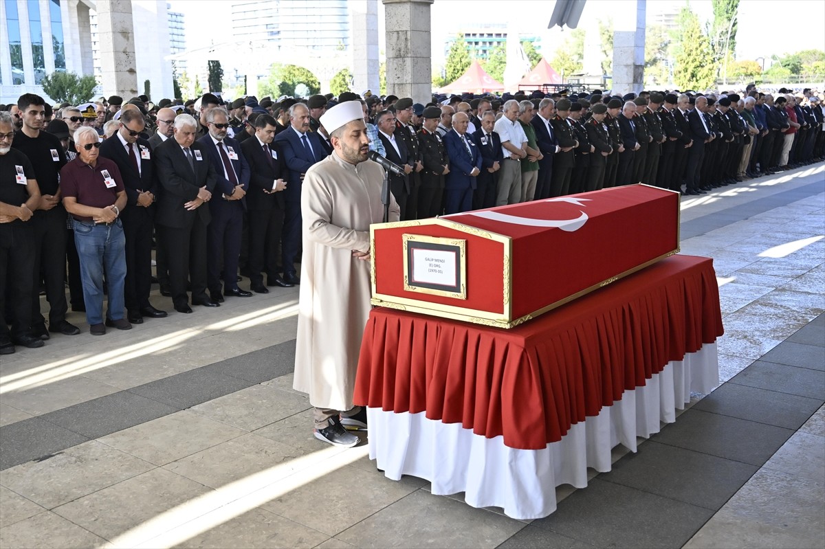 Eski Jandarma Genel Komutanı emekli Orgeneral Galip Mendi, Ankara'da düzenlenen törenle son...