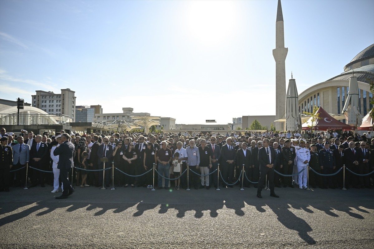 Eski Jandarma Genel Komutanı emekli Orgeneral Galip Mendi, Ankara'da düzenlenen törenle son...