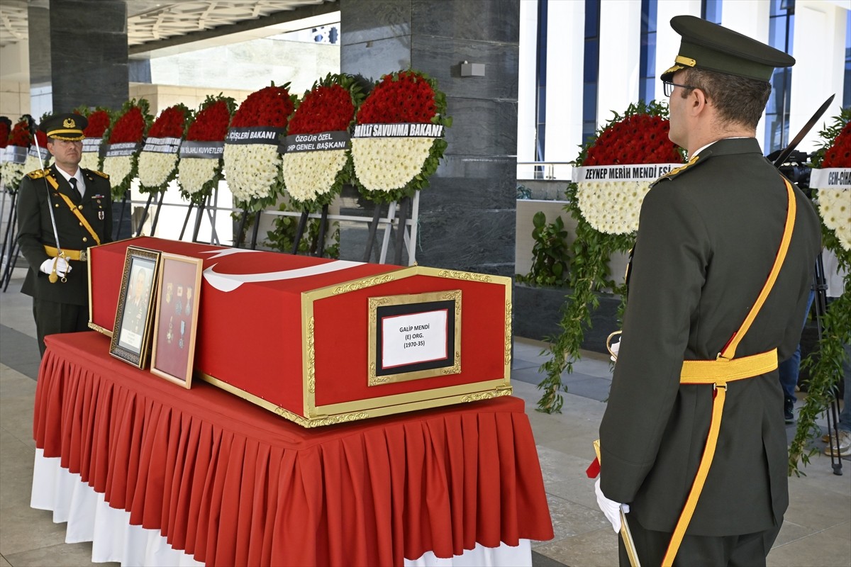 Eski Jandarma Genel Komutanı emekli Orgeneral Galip Mendi, Ankara'da düzenlenen törenle son...