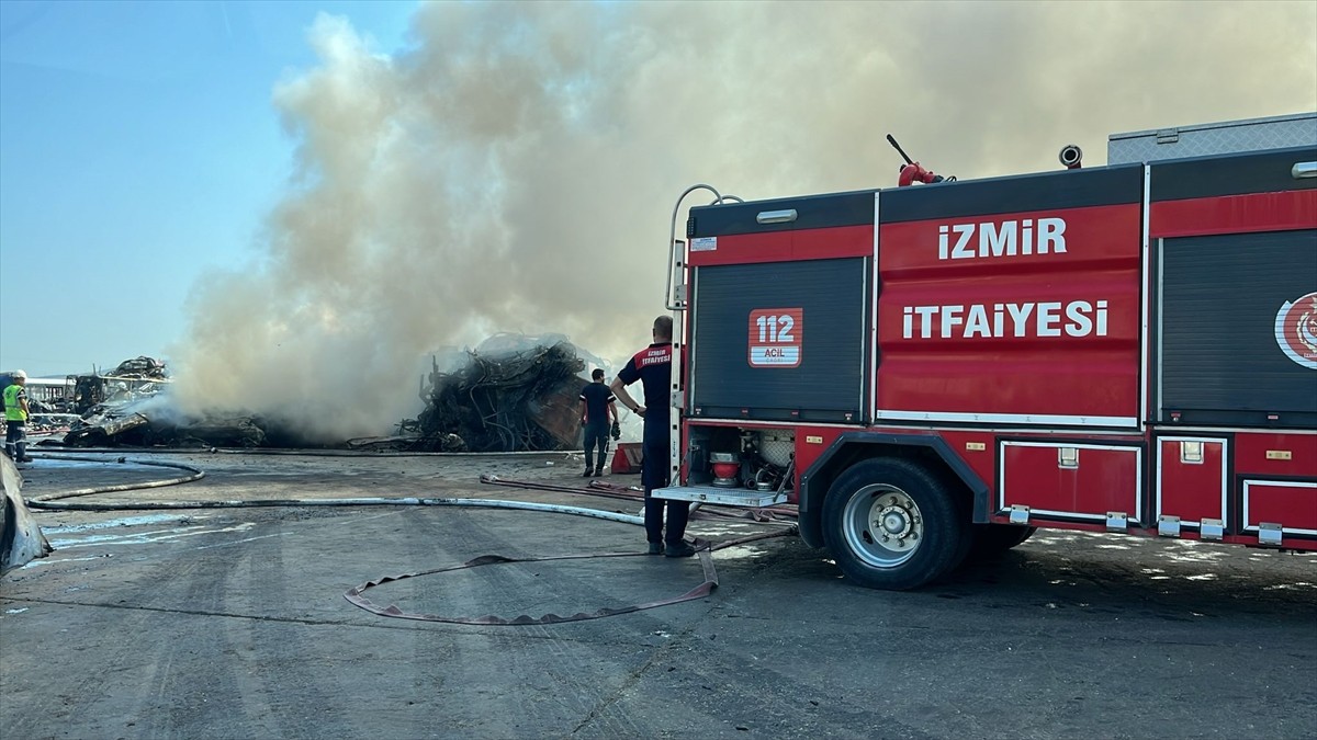 İzmir'in Aliağa ilçesinde hurda depolama alanında çıkan yangına müdahale ediliyor.