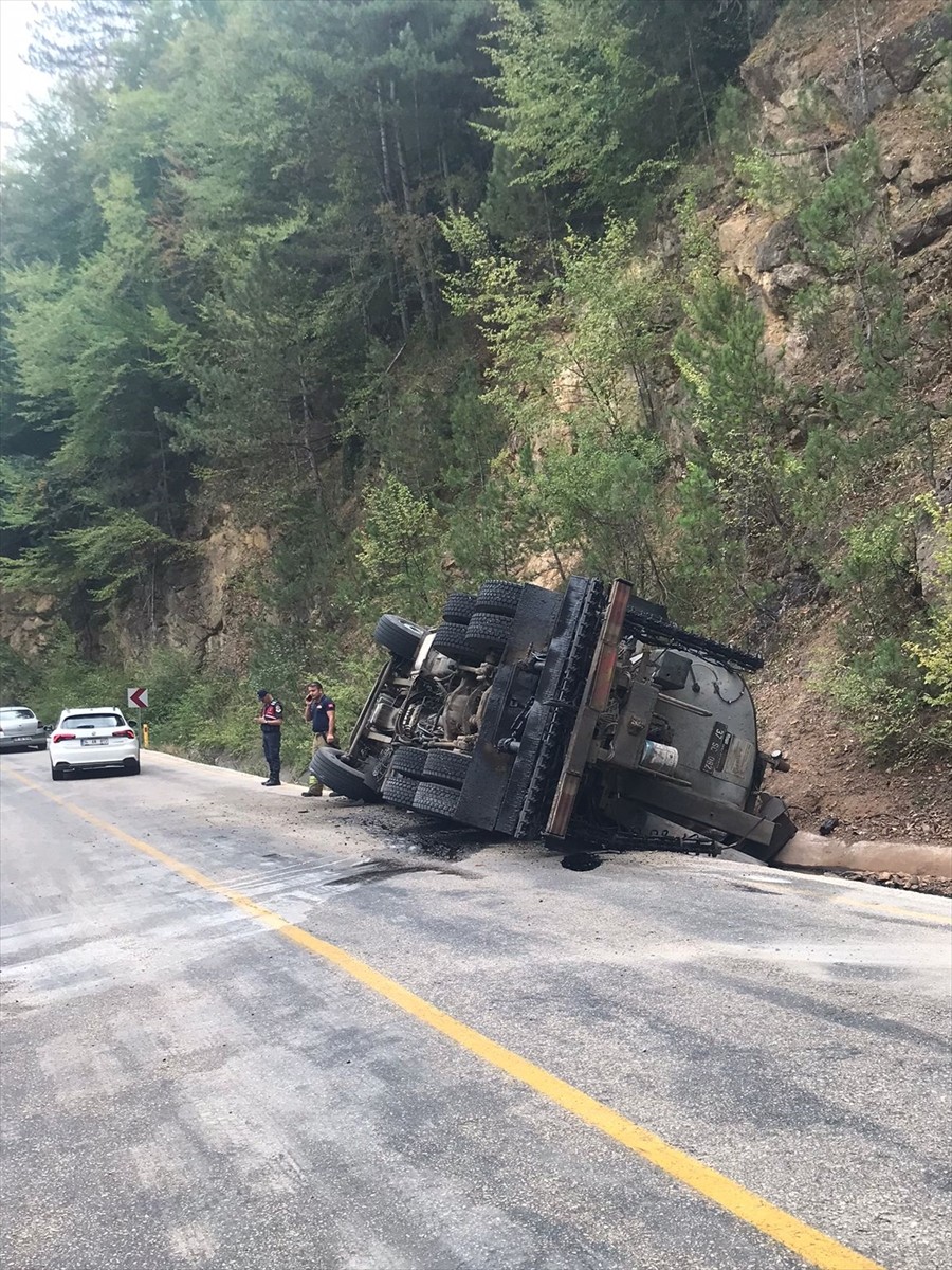 Karabük'ün Safranbolu ilçesinde zift yüklü kamyonun su kanalına devrilmesi sonucu 3 kişi...