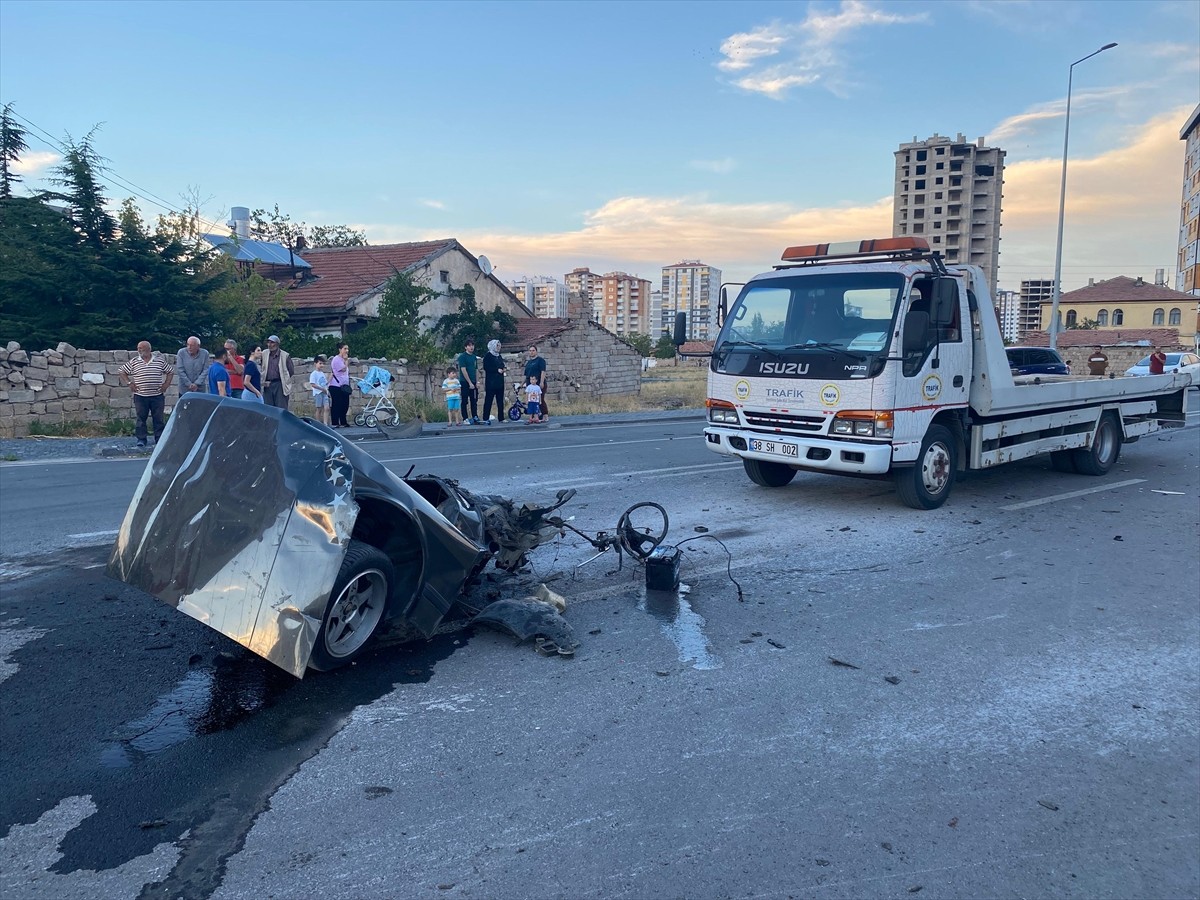 Kayseri'nin merkez Melikgazi ilçesinde 2 otomobilin çarpışması sonucu 3 kişi yaralandı, araçlardan...