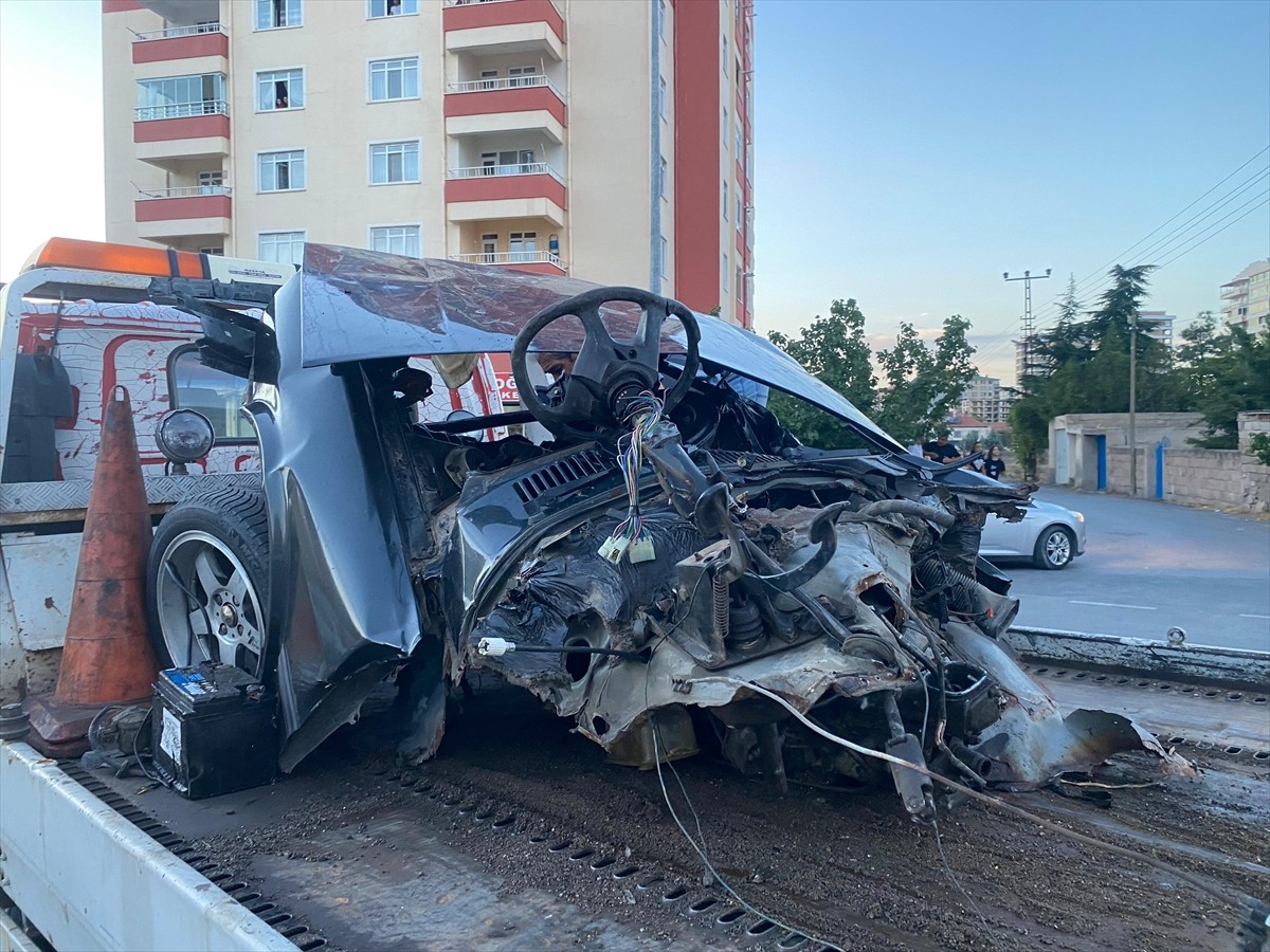 Kayseri'nin merkez Melikgazi ilçesinde 2 otomobilin çarpışması sonucu 3 kişi yaralandı, araçlardan...