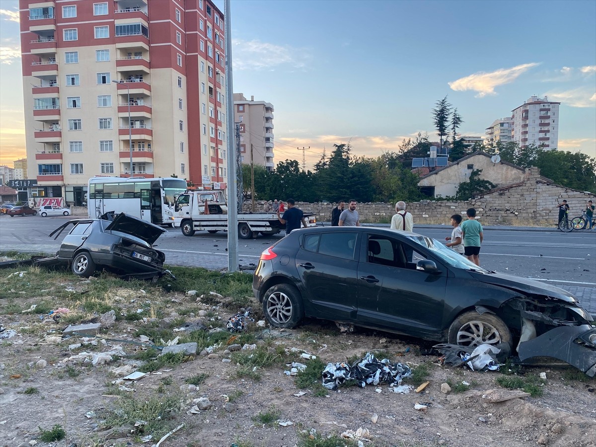 Kayseri'nin merkez Melikgazi ilçesinde 2 otomobilin çarpışması sonucu 3 kişi yaralandı, araçlardan...