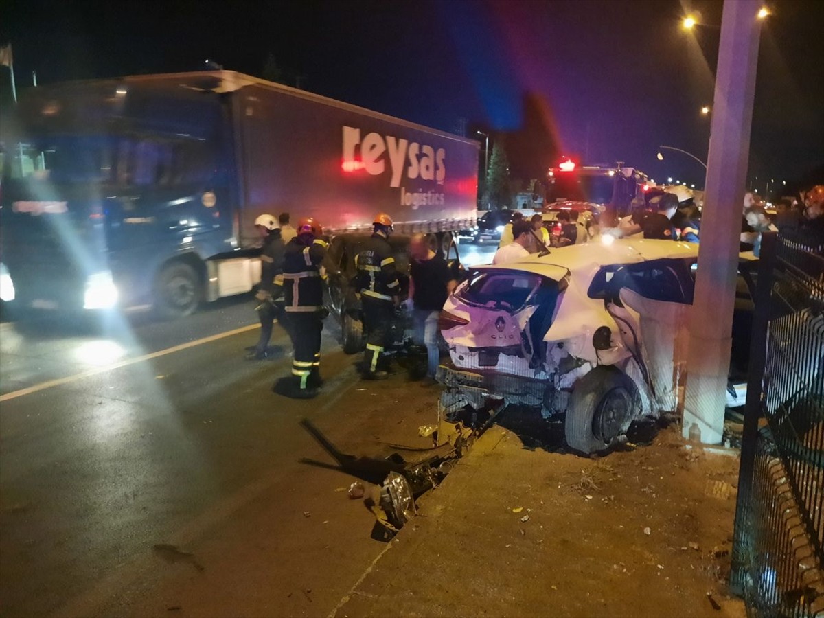 Kocaeli'nin Gölcük ilçesinde, 4 aracın karıştığı trafik kazasında 3 kişi yaralandı.