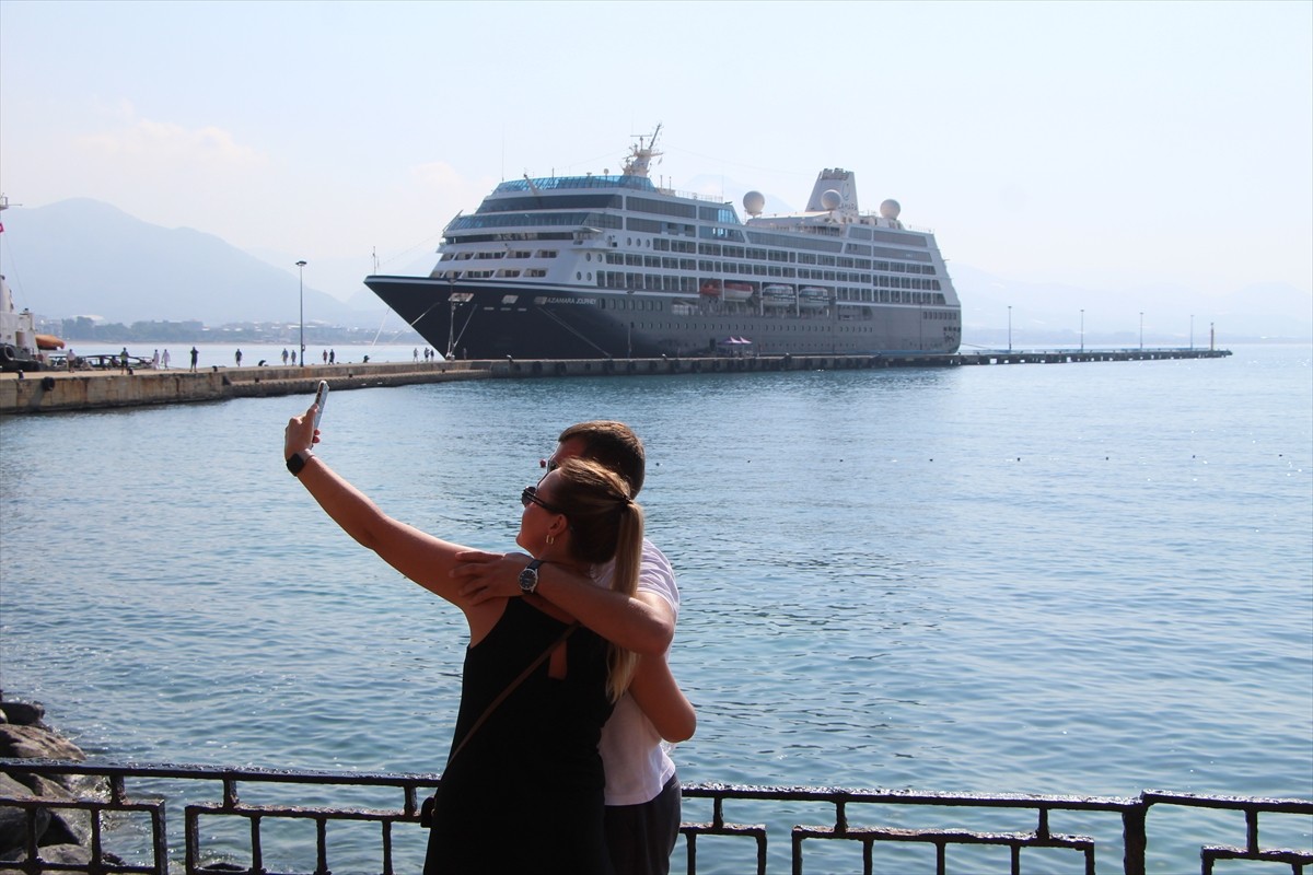 Malta bayraklı "Azamara Journey" adlı kruvaziyer, Antalya'nın Alanya ilçesine geldi.