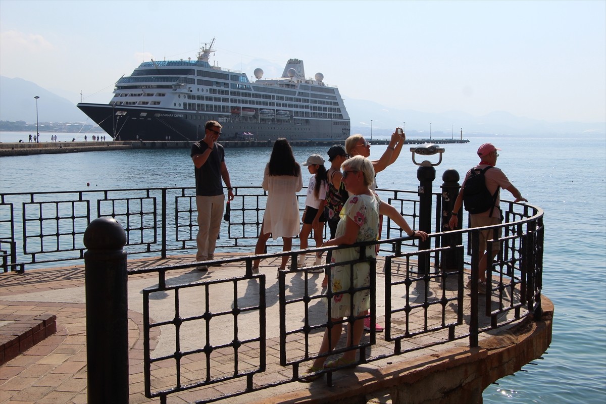 Malta bayraklı "Azamara Journey" adlı kruvaziyer, Antalya'nın Alanya ilçesine geldi.