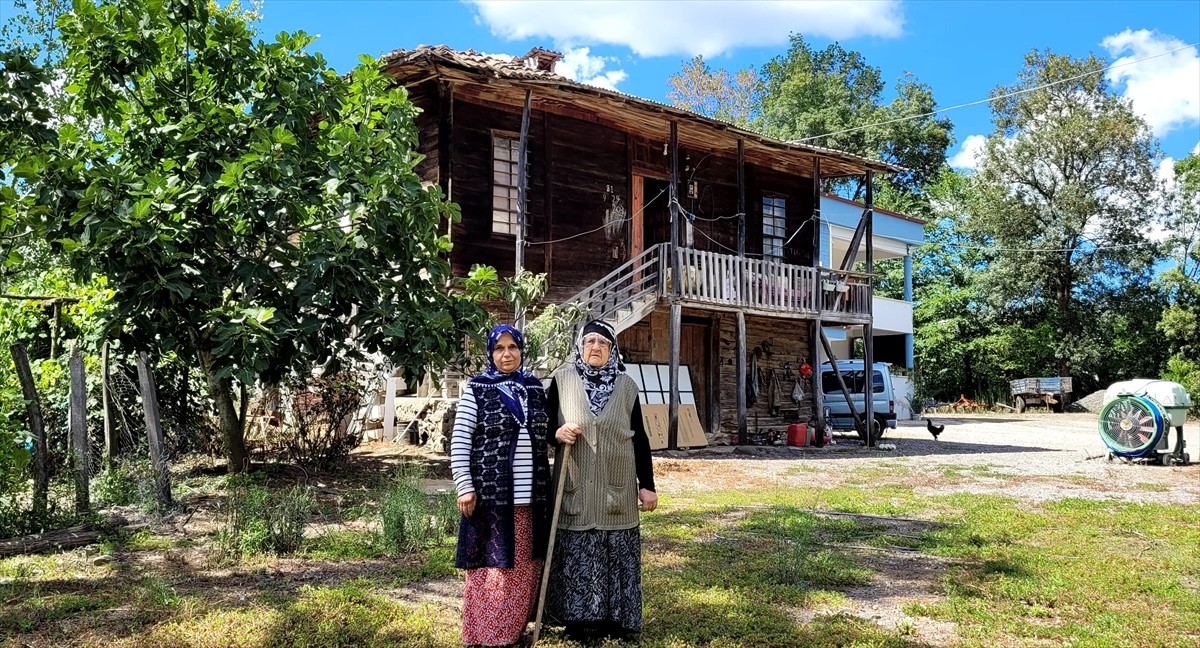 Samsun'un Tekkeköy ilçesinde yaşayan 80 yaşındaki Hamiyet Üstündağ, zamana meydan okuyan ahşap...