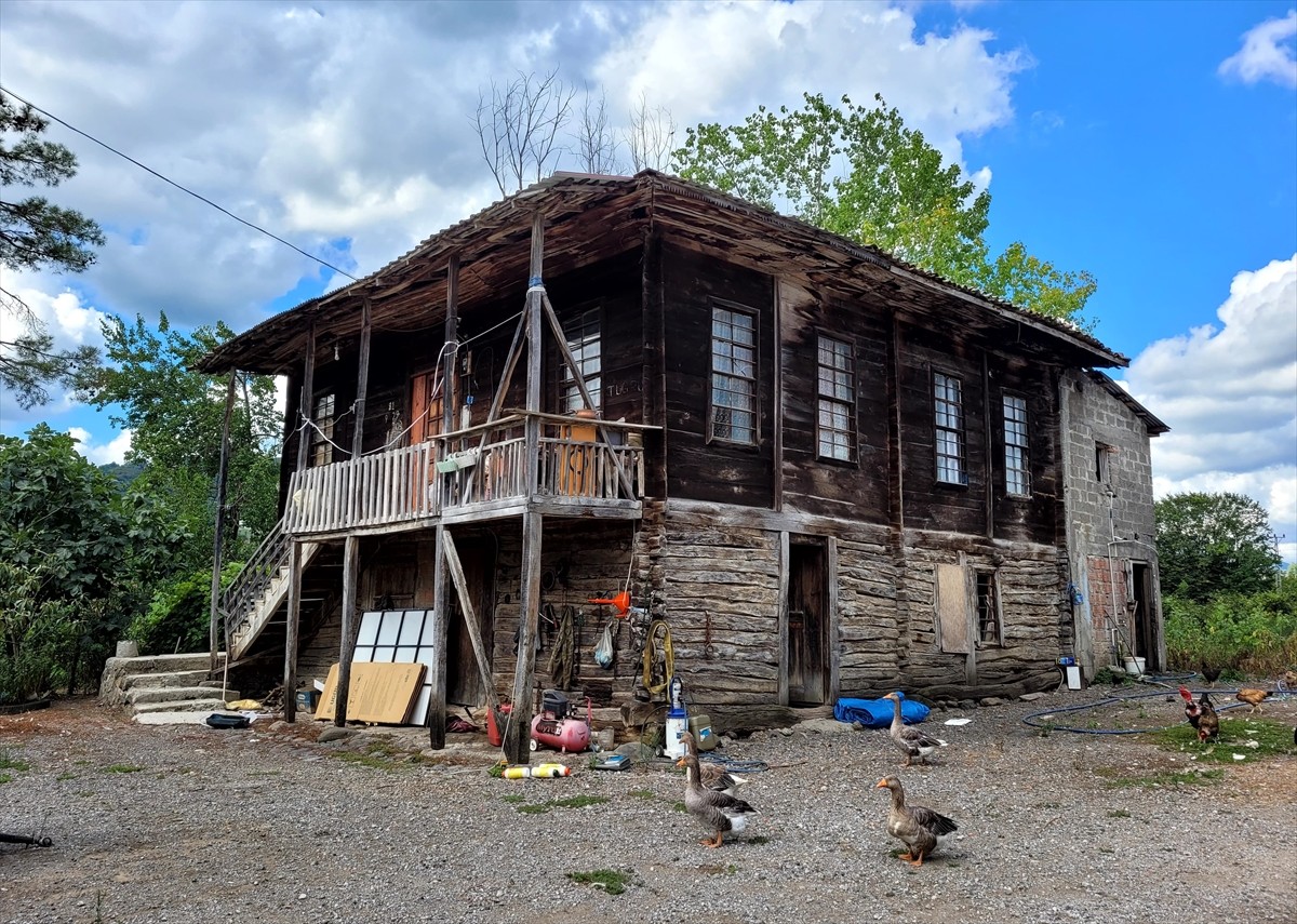 Samsun'un Tekkeköy ilçesinde yaşayan 80 yaşındaki Hamiyet Üstündağ, zamana meydan okuyan ahşap...