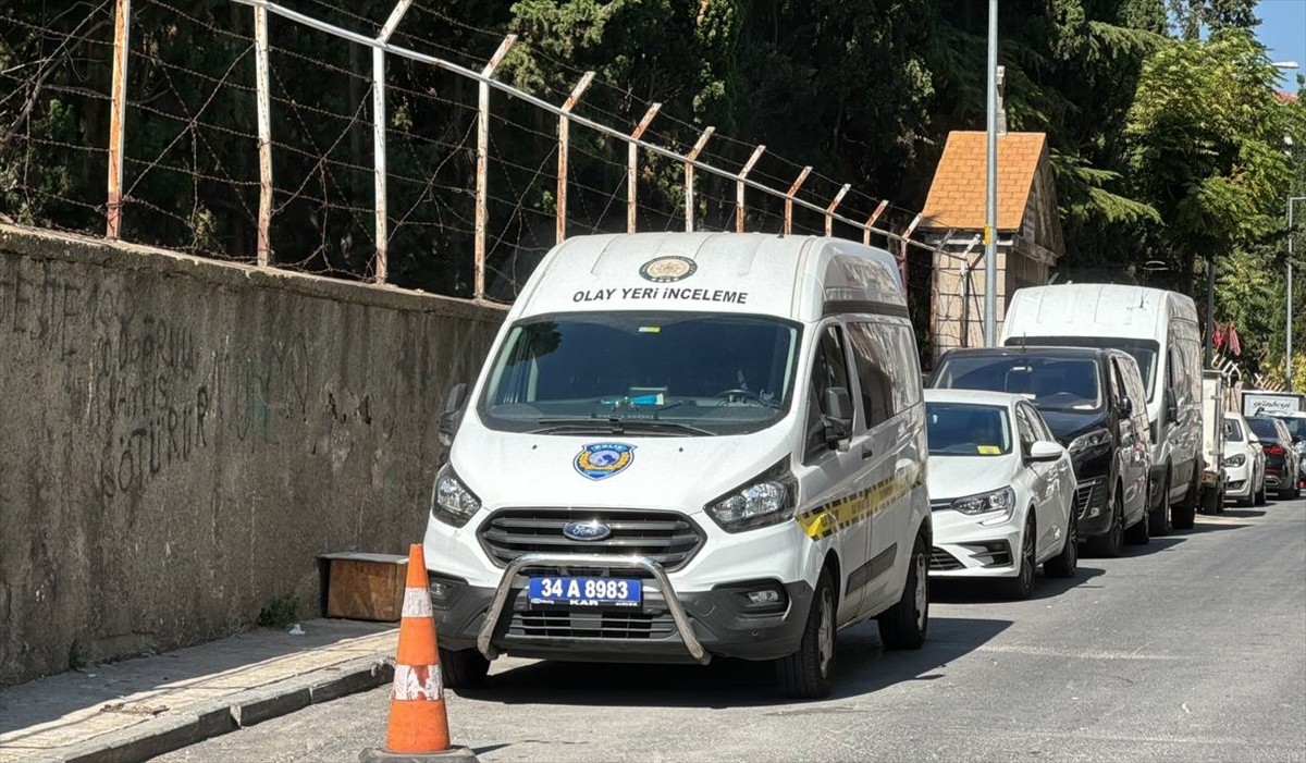 Şişli'de Rum Ortodoks Mezarlığı içerisinde kaçak kazı yaptıkları belirlenen 4 şüpheli gözaltına...