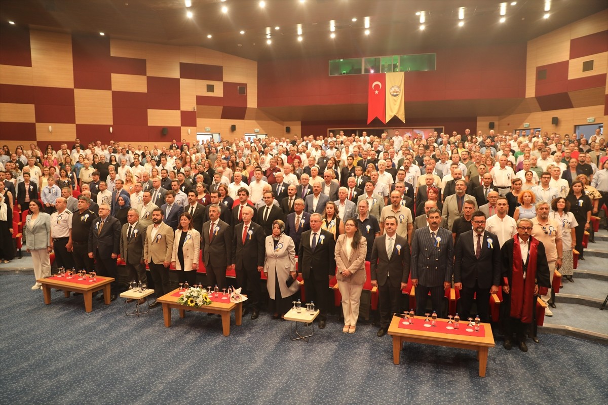 Trakya Üniversitesi (TÜ) rektörlüğüne atanan Prof. Dr. Mustafa Hatipler (sağda), Balkan Kongre...