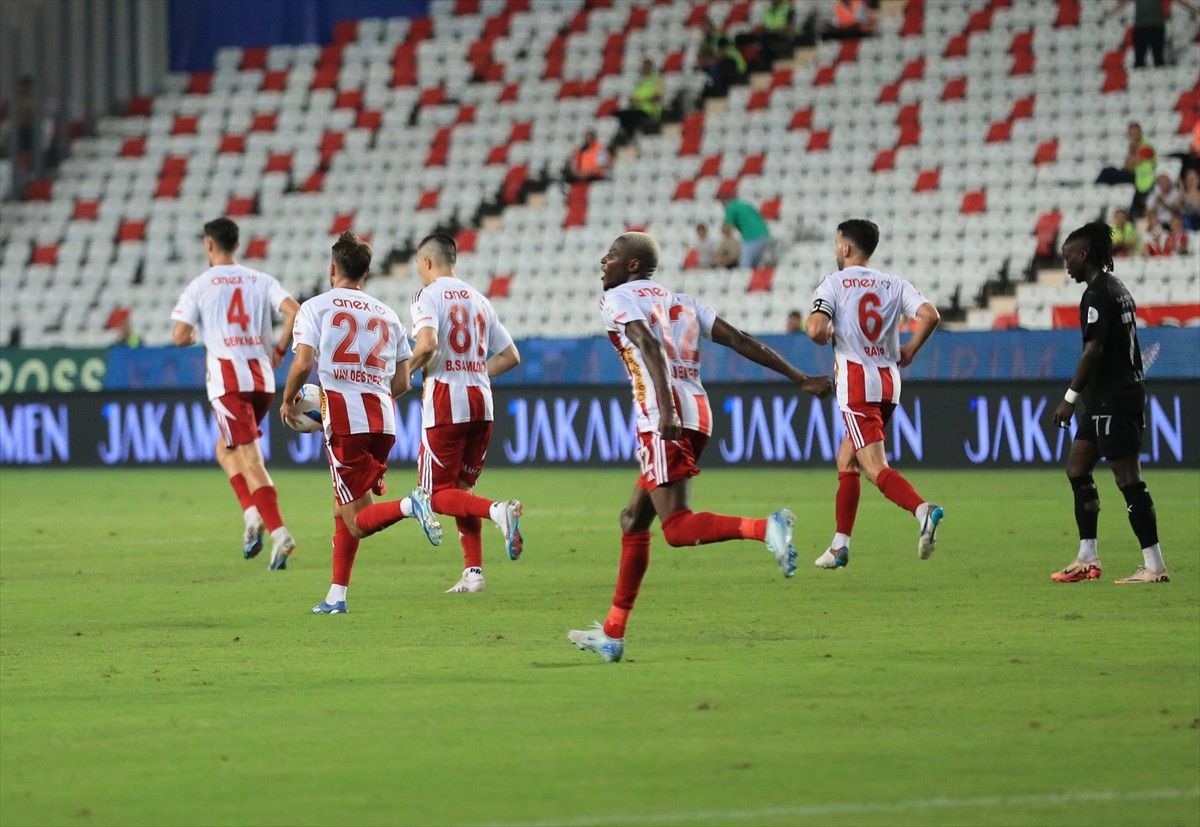 Trendyol Süper Lig'in 3. haftasında Antalyaspor ile Atakaş Hatayspor takımları Corendon Airlines...