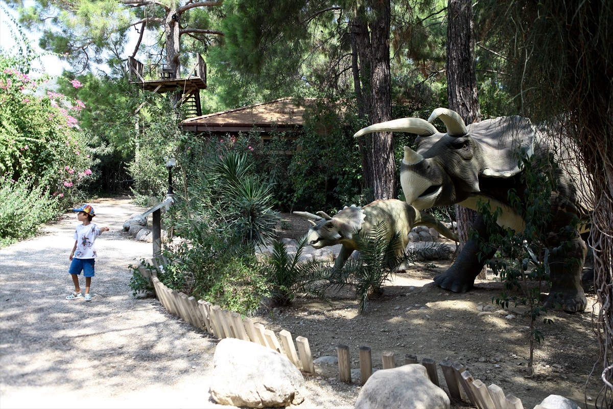 Antalya'da "dinozor" temasıyla inşa edilen ve 2012'den beri 1 milyon ziyaretçiyi ağırlayan...